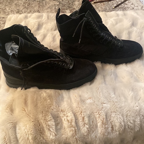 Louis Vuitton Eclipse Monogram Harlem Sneaker - Picture 4 of 6